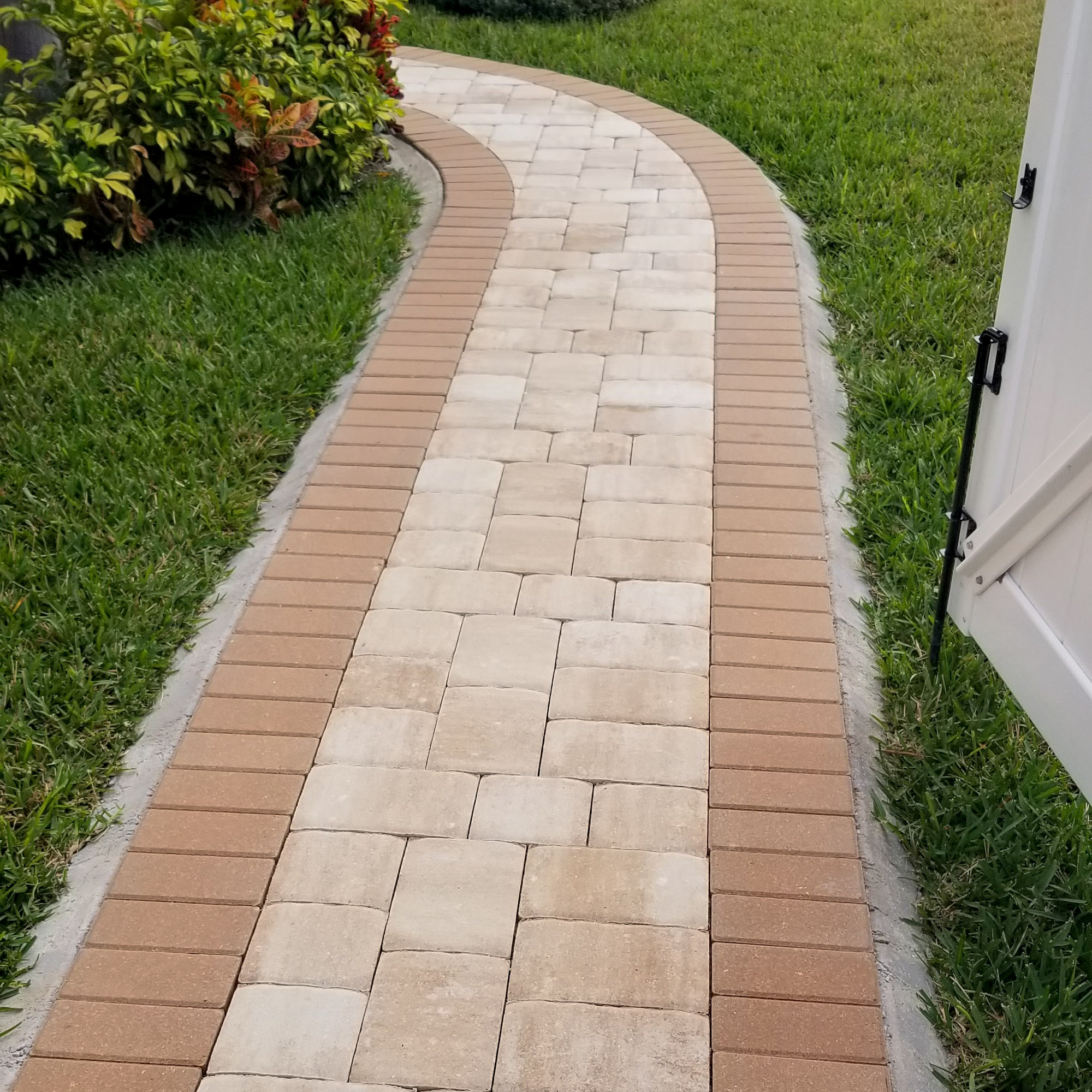 Power washing walkways in Dade City & Brandon, FL